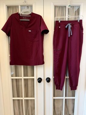Small Burgundy Women’s Figs Scub Set with Petite Zamora Joggers